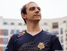 G2战队来得太早了，拳头还没准备训练地，被拍到在天津网吧里训练