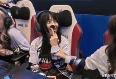 王(wáng)者荣耀(yào)選(xuǎn)手比赛中使(shǐ)用(yòng)作弊軟(ruǎn)件，被(bèi)发现后對(duì)著(zhe)鏡(jìng)頭(tóu)竪(shù)中指，被(bèi)緊(jǐn)急换下