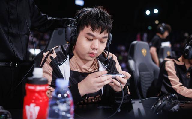 年总租借规则公(gōng)布,AG坦然基本锁,狼队有(yǒu)意櫻(yīng)花(huā),久哲久酷(kù)團(tuán)聚(jù)?