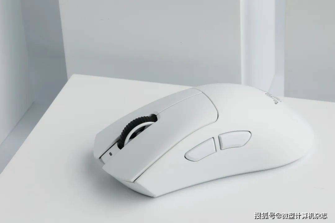 拔(bá)擢核心性(xìng)能，诉諸(zhū)專(zhuān)业电竞！雷蛇炼狱蝰蛇V4專(zhuān)业版无線(xiàn)游戏鼠标