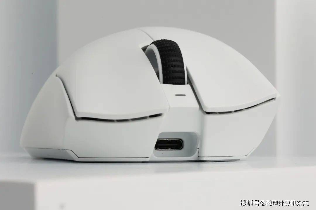 拔(bá)擢核心性(xìng)能，诉諸(zhū)專(zhuān)业电竞！雷蛇炼狱蝰蛇V4專(zhuān)业版无線(xiàn)游戏鼠标