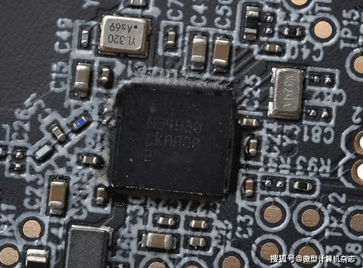 拔(bá)擢核心性(xìng)能，诉諸(zhū)專(zhuān)业电竞！雷蛇炼狱蝰蛇V4專(zhuān)业版无線(xiàn)游戏鼠标