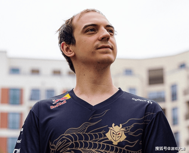 G2战队来得太早了，拳头还没准备训练地，被拍到在天津网吧里训练