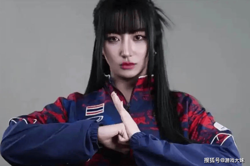 王(wáng)者荣耀(yào)選(xuǎn)手比赛中使(shǐ)用(yòng)作弊軟(ruǎn)件，被(bèi)发现后對(duì)著(zhe)鏡(jìng)頭(tóu)竪(shù)中指，被(bèi)緊(jǐn)急换下