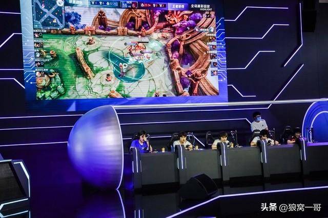 想赚大錢(qián),可以关注(zhù)電(diàn)竞比赛周边产业发展,電(diàn)竞選(xuǎn)手(shǒu)收(shōu)入直线上升