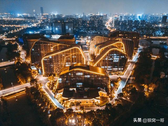 想赚大錢(qián),可以关注(zhù)電(diàn)竞比赛周边产业发展,電(diàn)竞選(xuǎn)手(shǒu)收(shōu)入直线上升