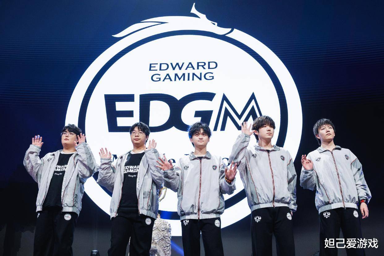 年总首巅！奶龙险胜EDGM闯进八强，皖皖三连MVP巨能C！