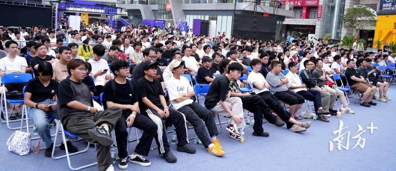 大(dà)湾區(qū)電(diàn)竞迷(mí)再聚(jù)萬(wàn)江，LOL峡谷传奇观赛派對(duì)落幕