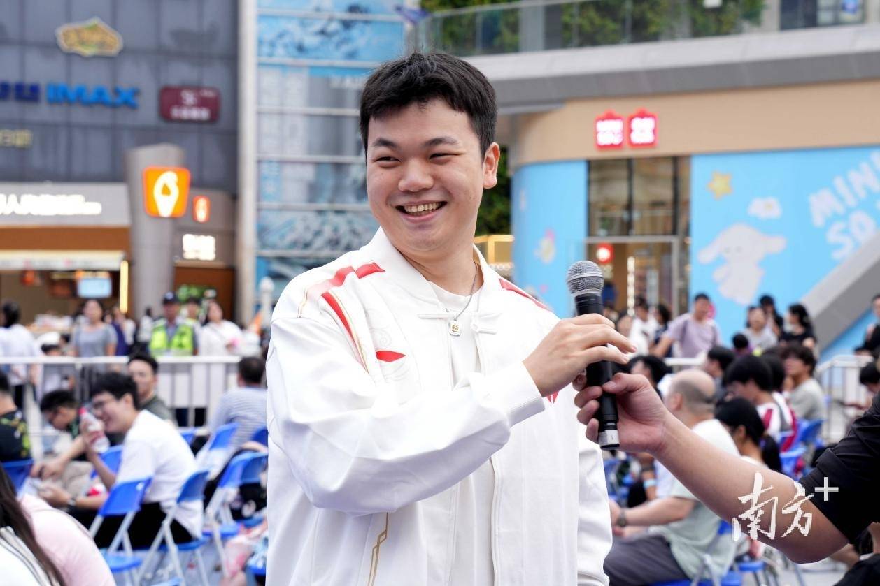 大(dà)湾區(qū)電(diàn)竞迷(mí)再聚(jù)萬(wàn)江，LOL峡谷传奇观赛派對(duì)落幕